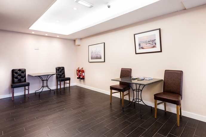 Imagen de los interiores del Hotel Rooms Inn. Foto 15