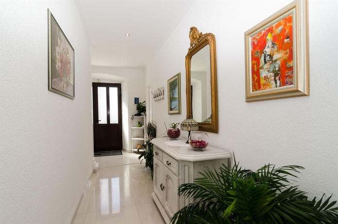 Imagen de los interiores del Hotel Rooms Mozara. Foto 15