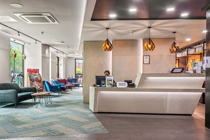 Imagen de los interiores del Hotel Roomzzz London Stratford. Foto 17