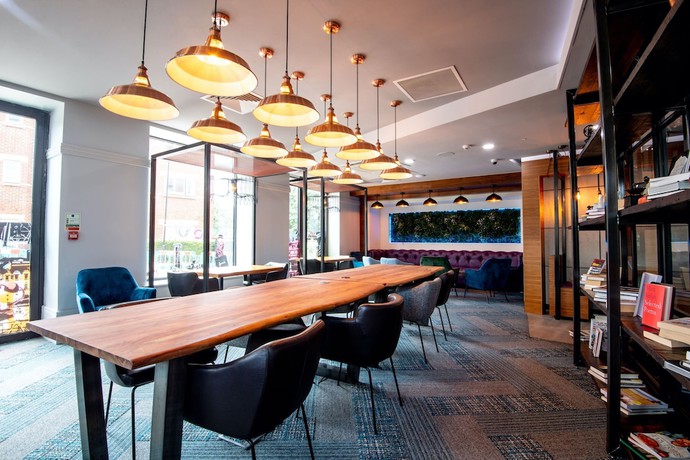 Imagen de los interiores del Hotel Roomzzz London Stratford. Foto 18