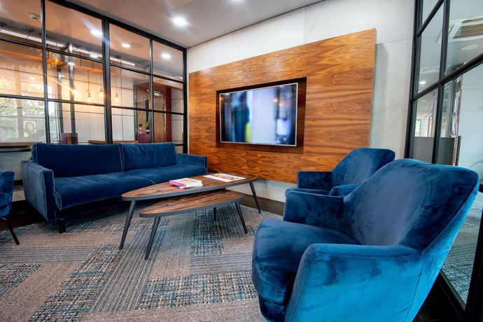 Imagen de los interiores del Hotel Roomzzz London Stratford. Foto 20