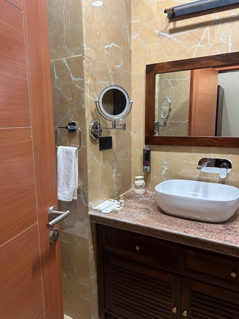 Imagen de la habitación del Hotel Roop Garh Palace. Foto 15