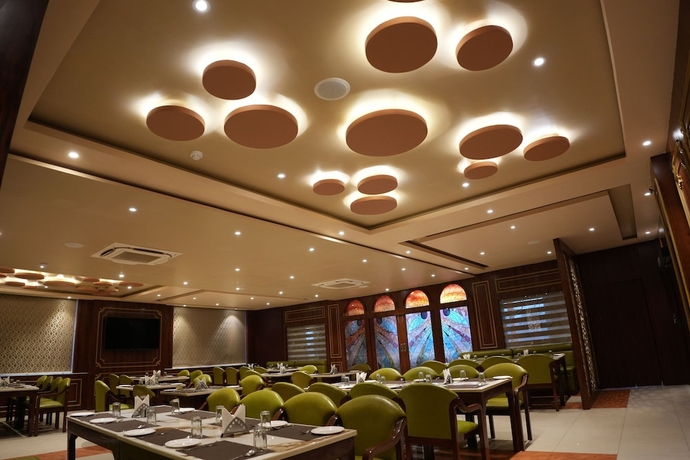 Imagen del bar/restaurante del Hotel Roop Vihar Resort. Foto 3