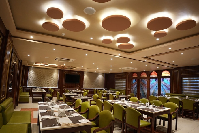 Imagen del bar/restaurante del Hotel Roop Vihar Resort. Foto 4