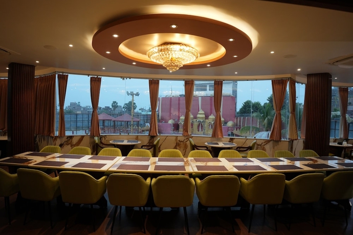 Imagen del bar/restaurante del Hotel Roop Vihar Resort. Foto 5