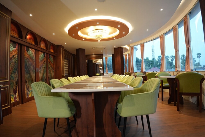 Imagen del bar/restaurante del Hotel Roop Vihar Resort. Foto 6