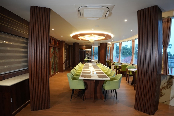 Imagen del bar/restaurante del Hotel Roop Vihar Resort. Foto 7