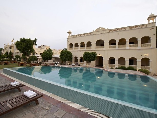 Imagen de la piscina del Hotel Roop Vilas Palace. Foto 17