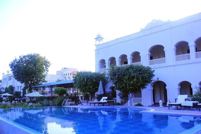 Imagen de la piscina del Hotel Roop Vilas Palace. Foto 18