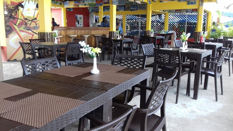Imagen del bar/restaurante del Hotel Roots Bamboo Beach Resort. Foto 1