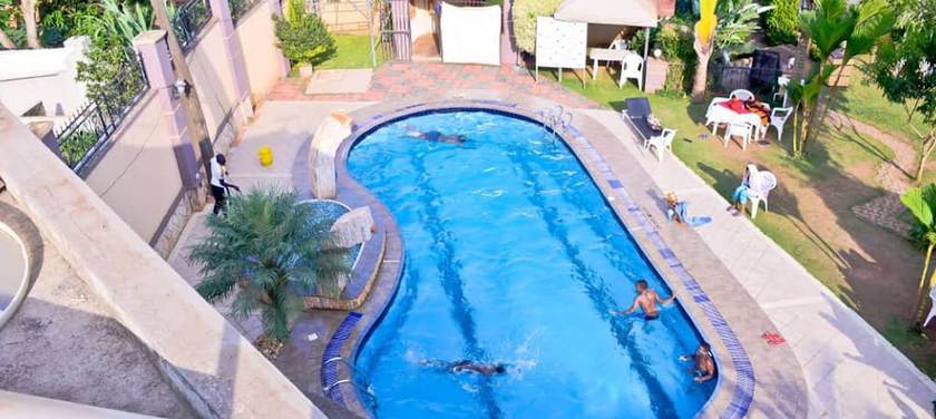Imagen de la piscina del Hotel Ropani Kajjansi. Foto 19