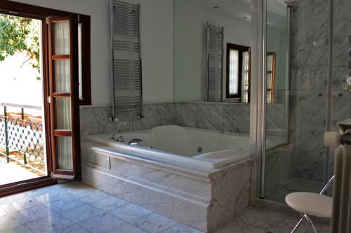 Imagen de los interiores del Hotel Rosa de Comares. Foto 9