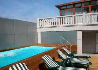 Imagen de la piscina del Hotel Rosalía de Castro. Foto 8