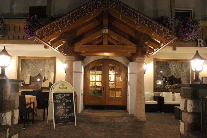 Imagen del bar/restaurante del Hotel Rosalpina. Foto 4