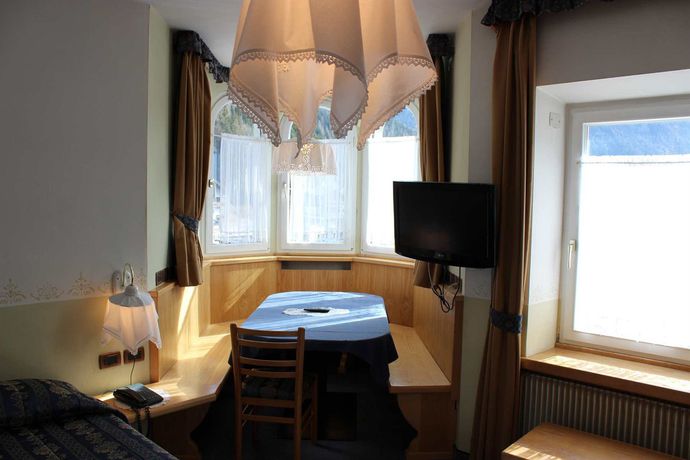 Imagen de los exteriores del Hotel Rosalpina, Soraga. Foto 11