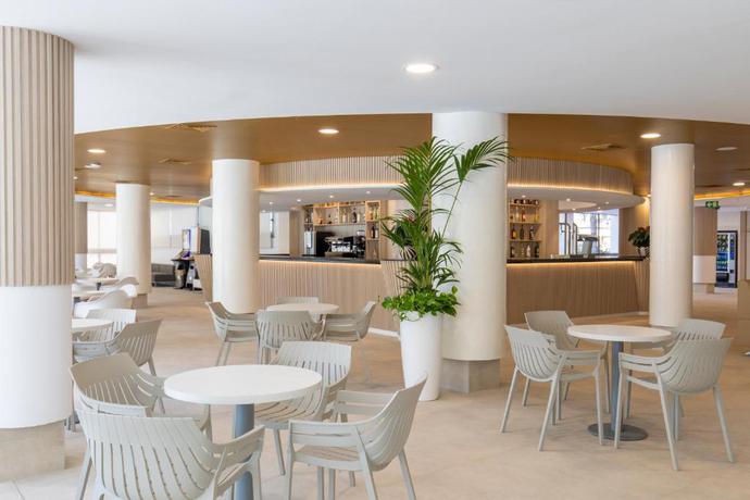 Imagen del bar/restaurante del Hotel Rosamar Benidorm. Foto 6