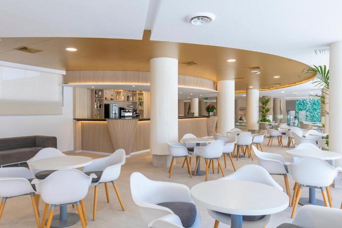 Imagen del bar/restaurante del Hotel Rosamar Benidorm. Foto 7