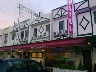 Imagen general del Hotel Rose Cottage Hotel Taman Nusa Cemerlang. Foto 2
