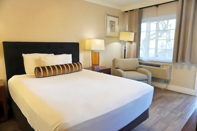 Imagen de la habitación del Hotel Rose Garden Inn, Santa Barbara. Foto 15