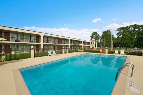 Imagen de la habitación del Hotel Rose Garden Inn & Suites. Foto 2