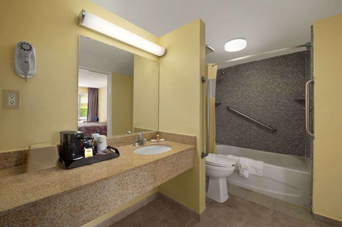 Imagen de la habitación del Hotel Rose Garden Inn and Suites. Foto 3