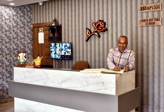 Imagen de los interiores del Hotel Rose Inn Haridwar. Foto 16