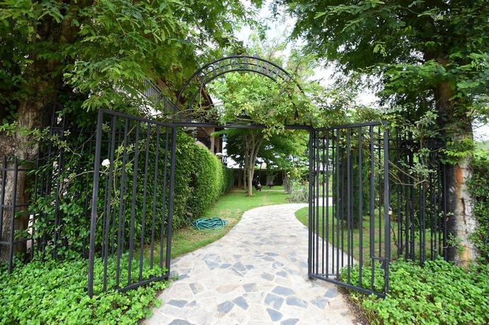 Imagen de los exteriores del Hotel Rose Villa Resort. Foto 15