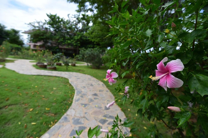 Imagen de los exteriores del Hotel Rose Villa Resort. Foto 16