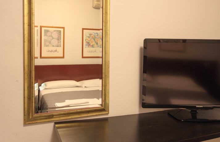Imagen de la habitación del Hotel Rose and Crown, Correggio. Foto 17