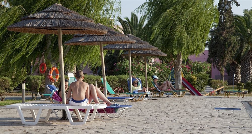 Imagen de los exteriores del Hotel Roselands Bungalows. Foto 8