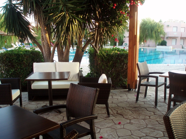 Imagen de los exteriores del Hotel Roselands Bungalows. Foto 13