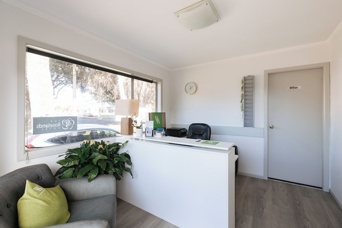 Imagen de los interiores del Hotel Roselands Motel. Foto 16