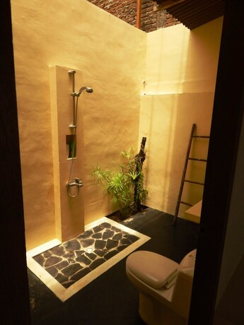 Imagen de la habitación del Hotel Rosella Cottage Yogyakarta. Foto 33