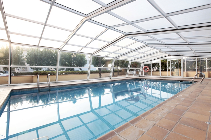 Imagen de la piscina del Hotel Roses Platja. Foto 10