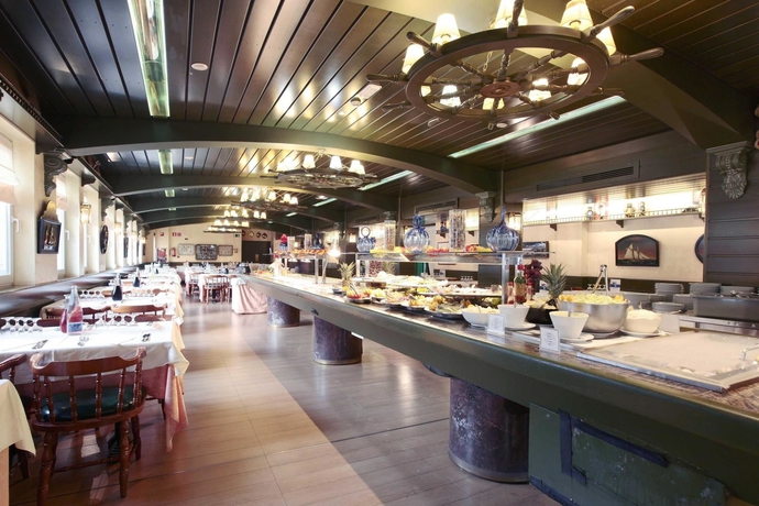 Imagen del bar/restaurante del Hotel Roses Platja. Foto 3