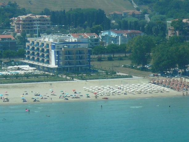 Imagen de los exteriores del Hotel Roses, Roseto Degli Abruzzi. Foto 7