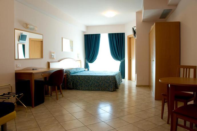 Imagen de la habitación del Hotel Roses, Roseto Degli Abruzzi. Foto 5
