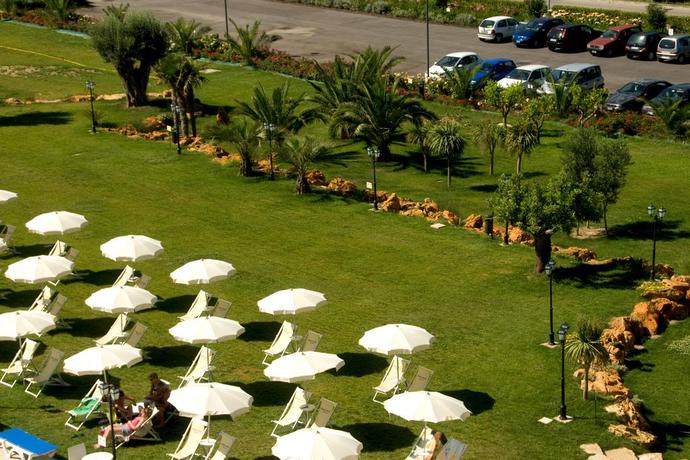 Imagen de los exteriores del Hotel Roses, Roseto Degli Abruzzi. Foto 8