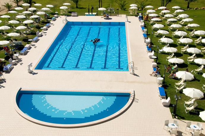 Imagen de la piscina del Hotel Roses, Roseto Degli Abruzzi. Foto 11