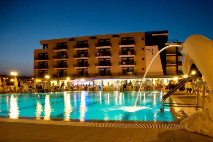 Imagen de la piscina del Hotel Roses, Roseto Degli Abruzzi. Foto 12