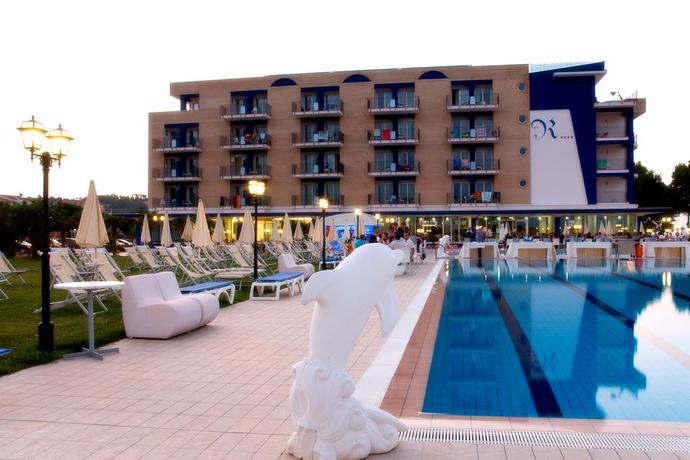 Imagen de la piscina del Hotel Roses, Roseto Degli Abruzzi. Foto 14