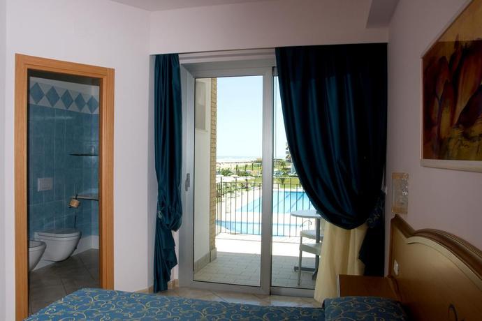 Imagen de la habitación del Hotel Roses, Roseto Degli Abruzzi. Foto 6