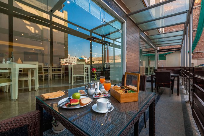 Imagen del bar/restaurante del Hotel Rosewood Apartment - Gurgaon. Foto 1