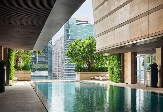 Imagen de la piscina del Hotel Rosewood Bangkok. Foto 17