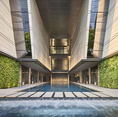 Imagen de la piscina del Hotel Rosewood Bangkok. Foto 18