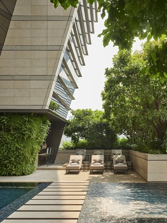 Imagen de la piscina del Hotel Rosewood Bangkok. Foto 19