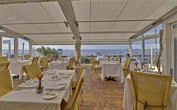 Imagen del bar/restaurante del Hotel Roslin Beach. Foto 6