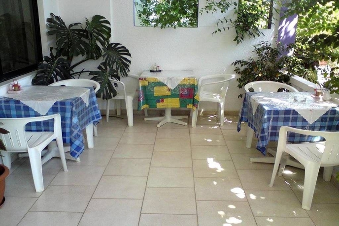 Imagen de los exteriores del Hotel Rosmari. Foto 9