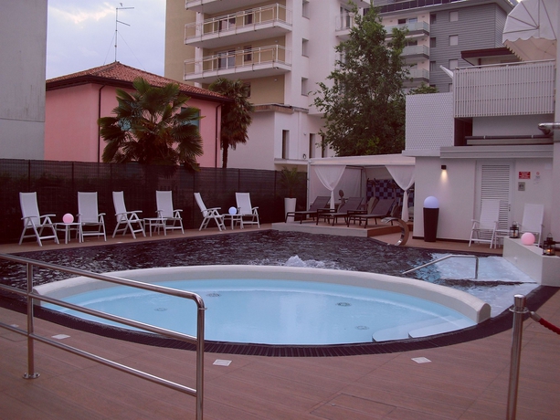 Imagen de la piscina del Hotel Rossini, Lignano Sabbiadoro. Foto 9