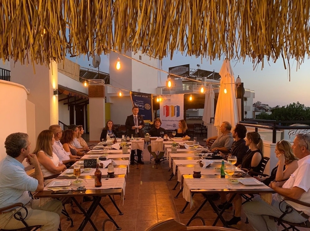 Imagen del bar/restaurante del Hotel Rosy Suites. Foto 4